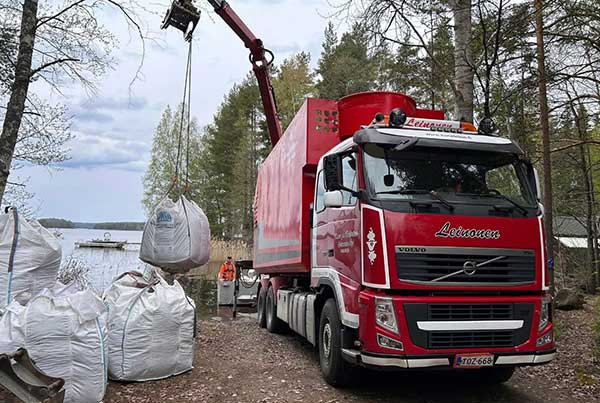 Kuorma-autokuljetukset.